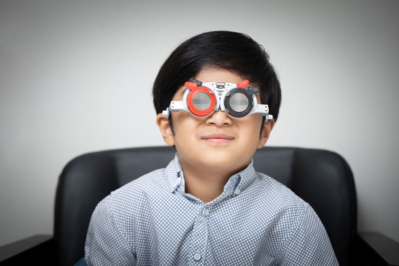 asian-child-boy-eye-screening