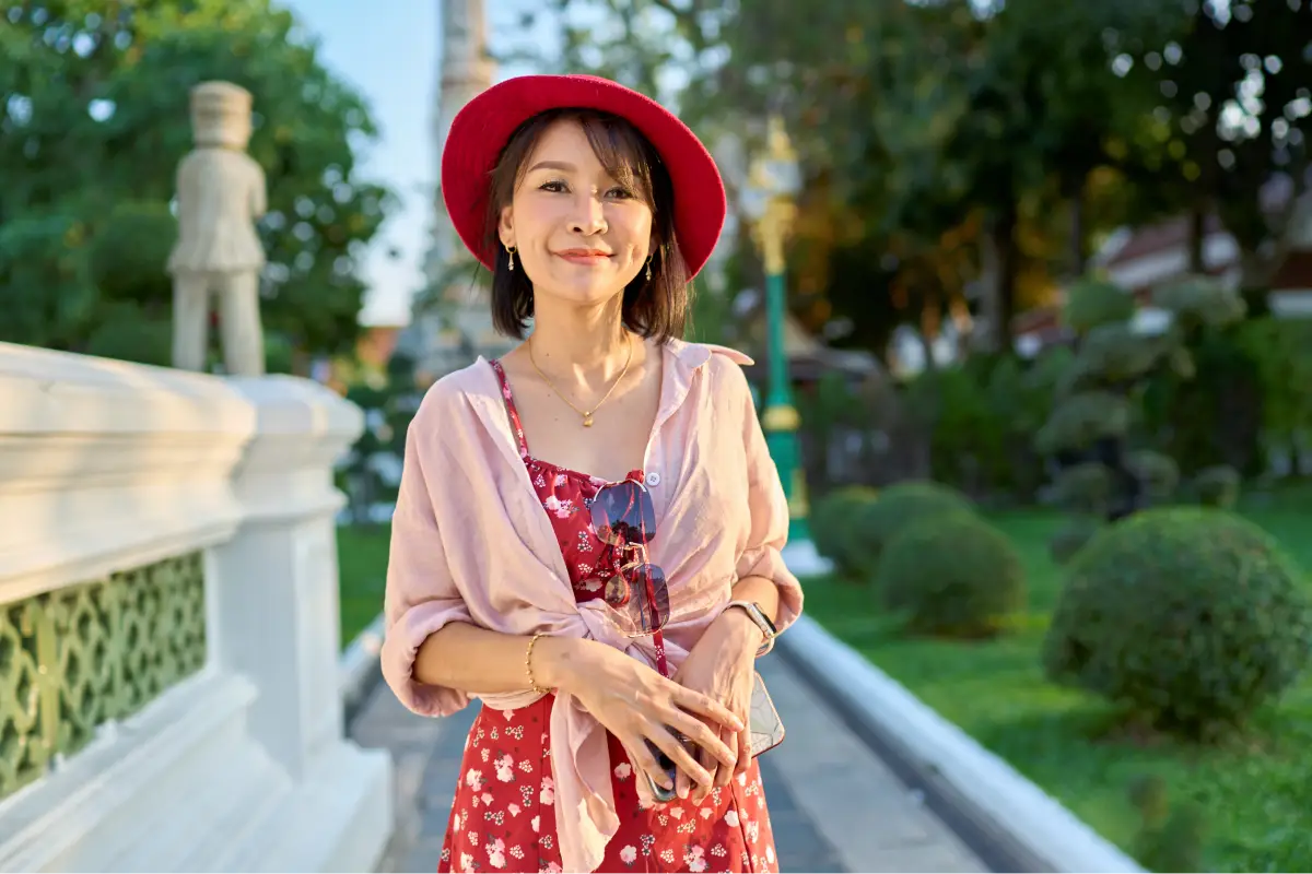 Women outdoors in bright sunlight, illustrating early cataract symptoms such as light sensitivity and glare