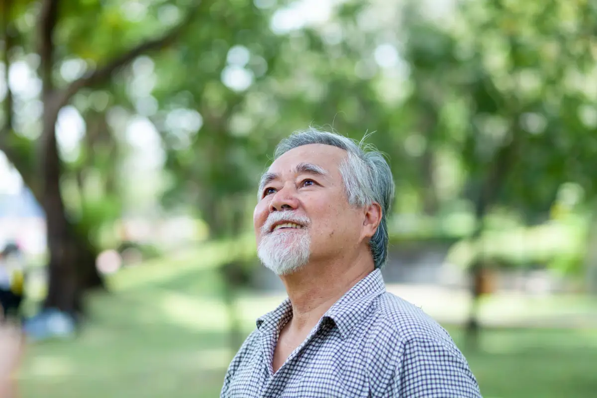 An elderly with early cataract symptoms suitable for cataract treatment without surgery